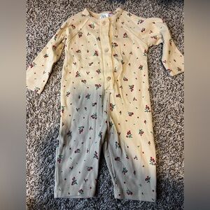 Like New Zara Romper baby girl size 6-9 Months